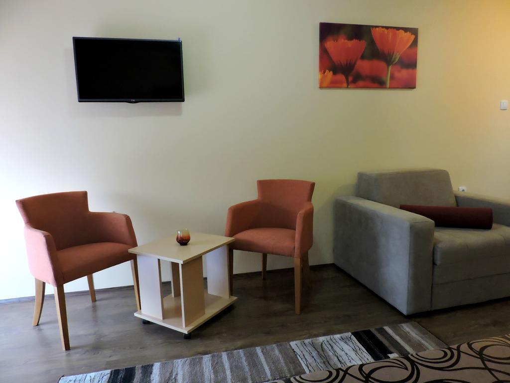 B&B Zmajevo Gnezdo 021 Sremska Kamenica Ngoại thất bức ảnh