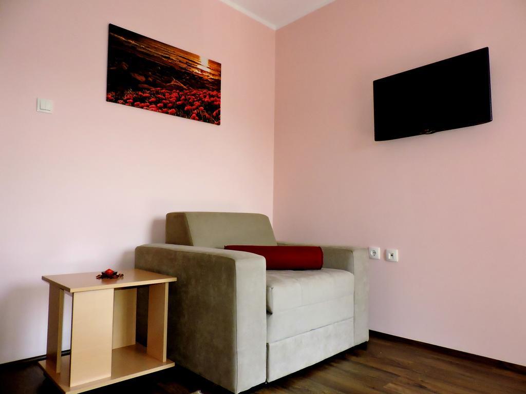 B&B Zmajevo Gnezdo 021 Sremska Kamenica Ngoại thất bức ảnh