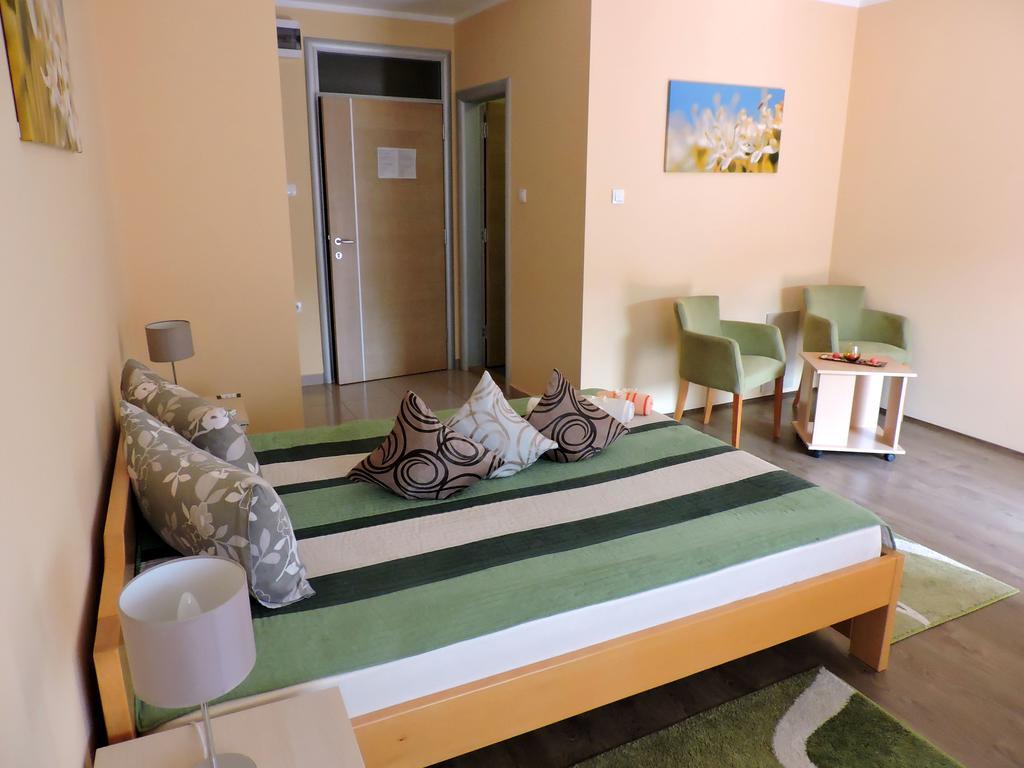 B&B Zmajevo Gnezdo 021 Sremska Kamenica Phòng bức ảnh