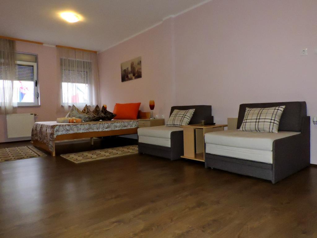 B&B Zmajevo Gnezdo 021 Sremska Kamenica Ngoại thất bức ảnh